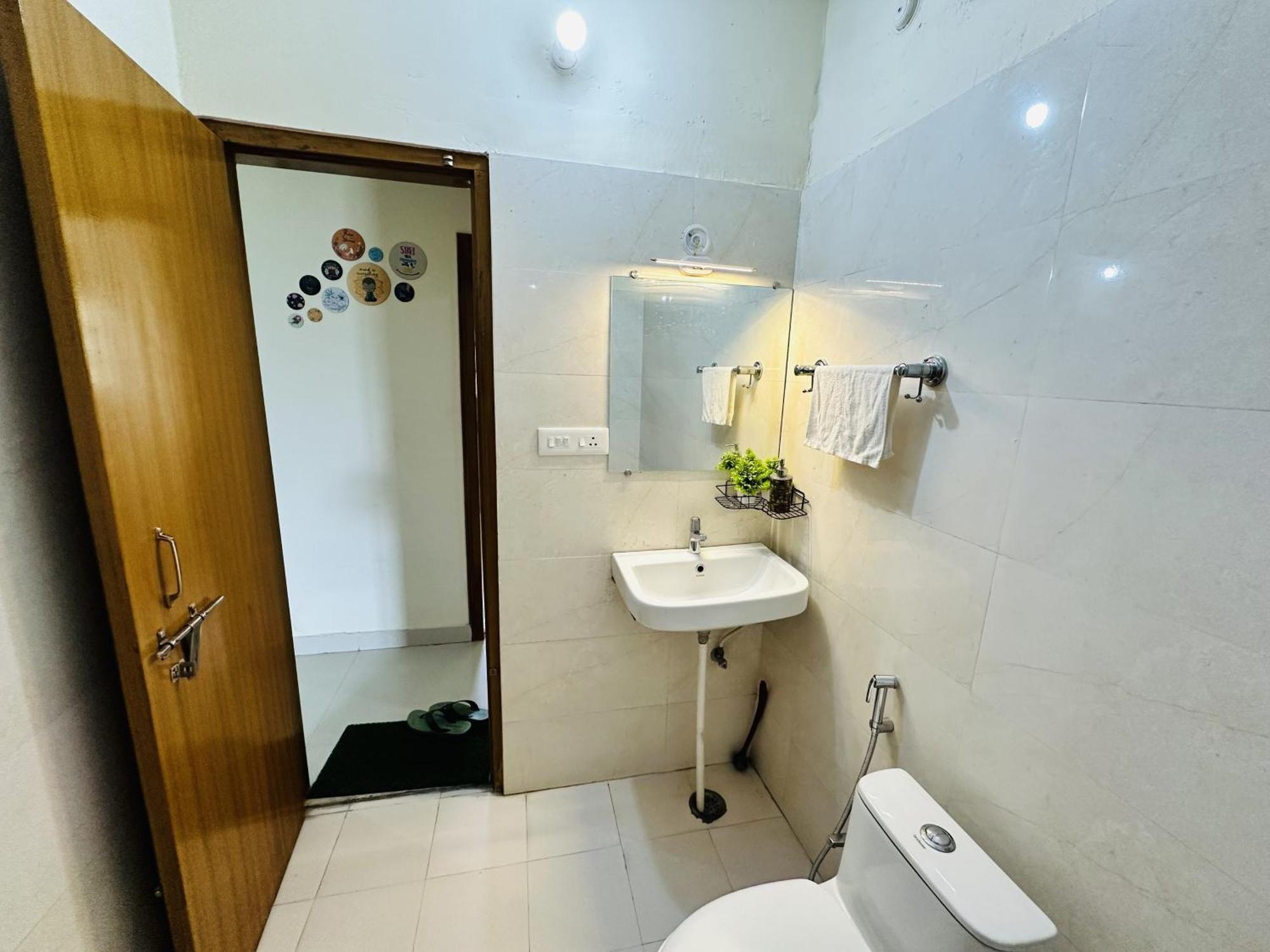 Zoomstay - 3Bhk Apartments Varanasi Luaran gambar